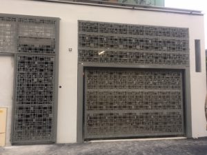 OSMOZ – Parfaite intégration de la porte automatique dans la façade